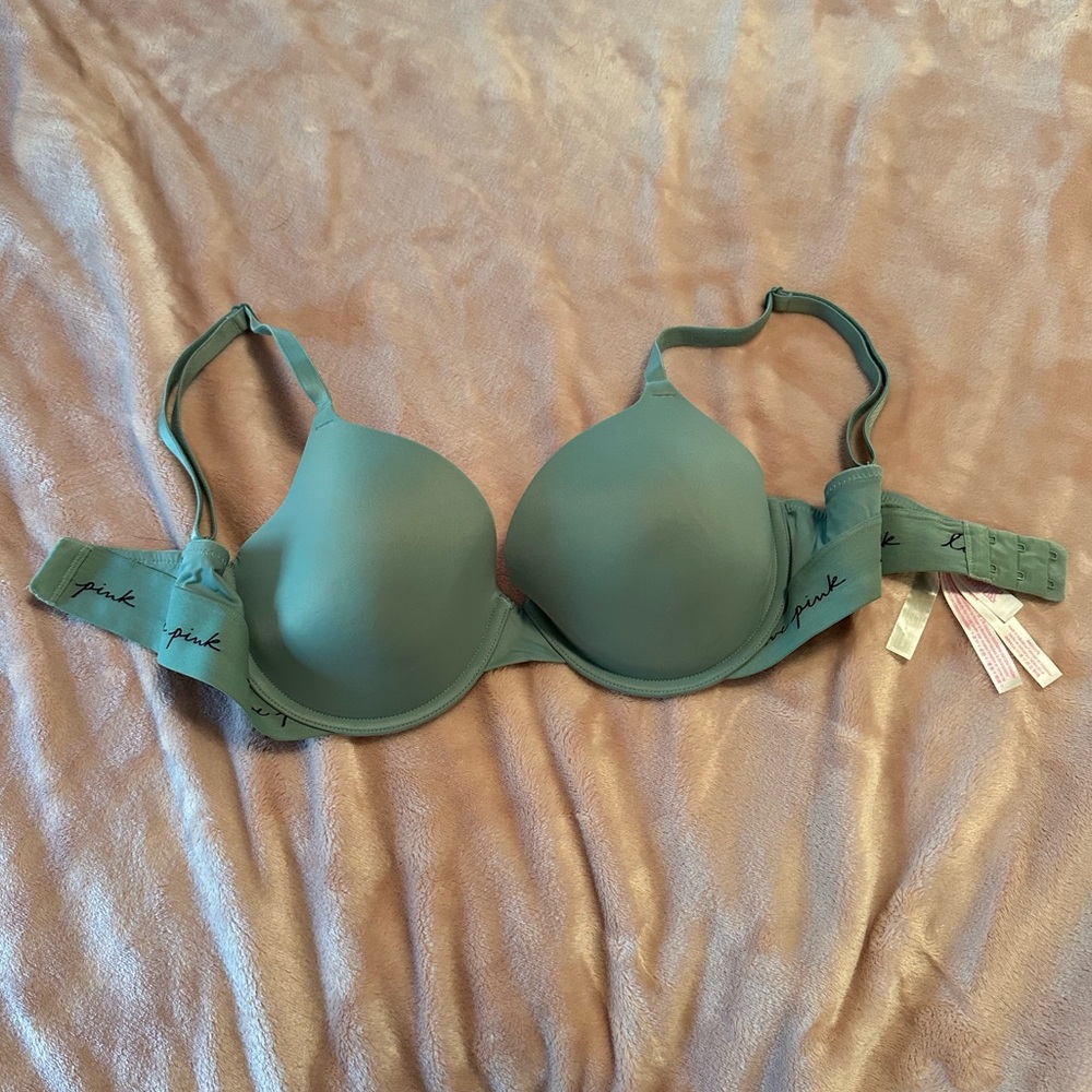 PINK Wear Everywhere t-shirt Lightly Lined Bra 34D